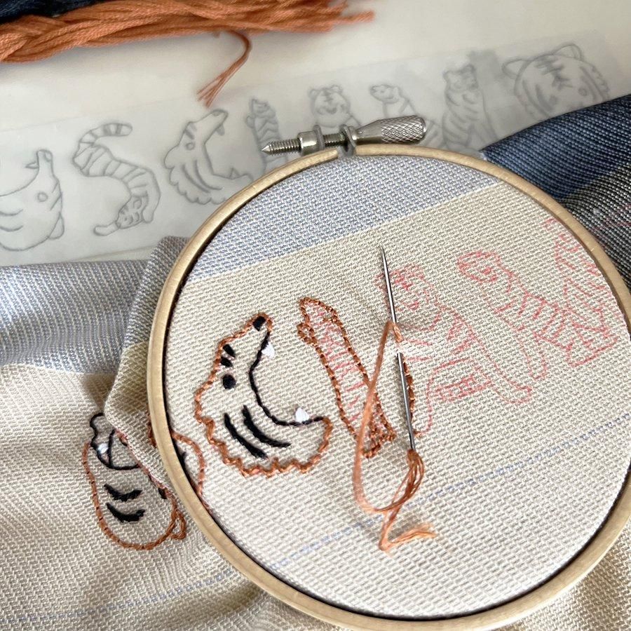 宗のりこnorikosoh 刺繍作家 | 本を読んでいるジョージは