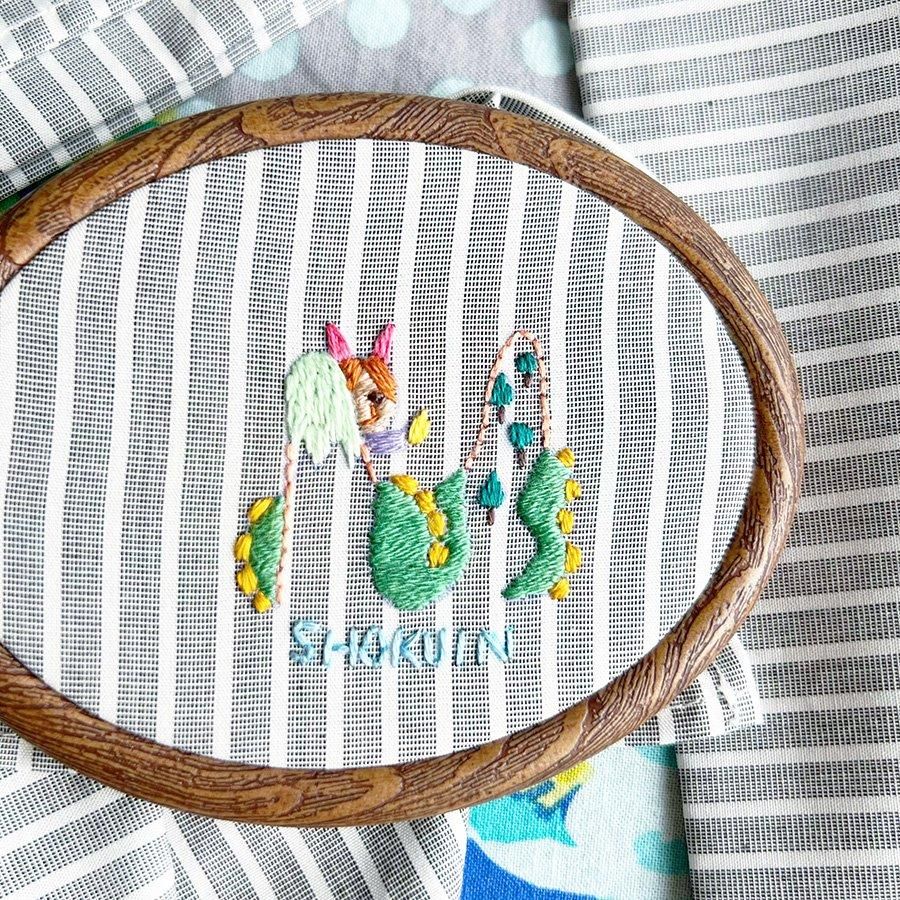 タグ付き新品  ベビーチュニック  動物、book刺繍 Baby Animals: My First Cloth Book: Includes teether & mirror