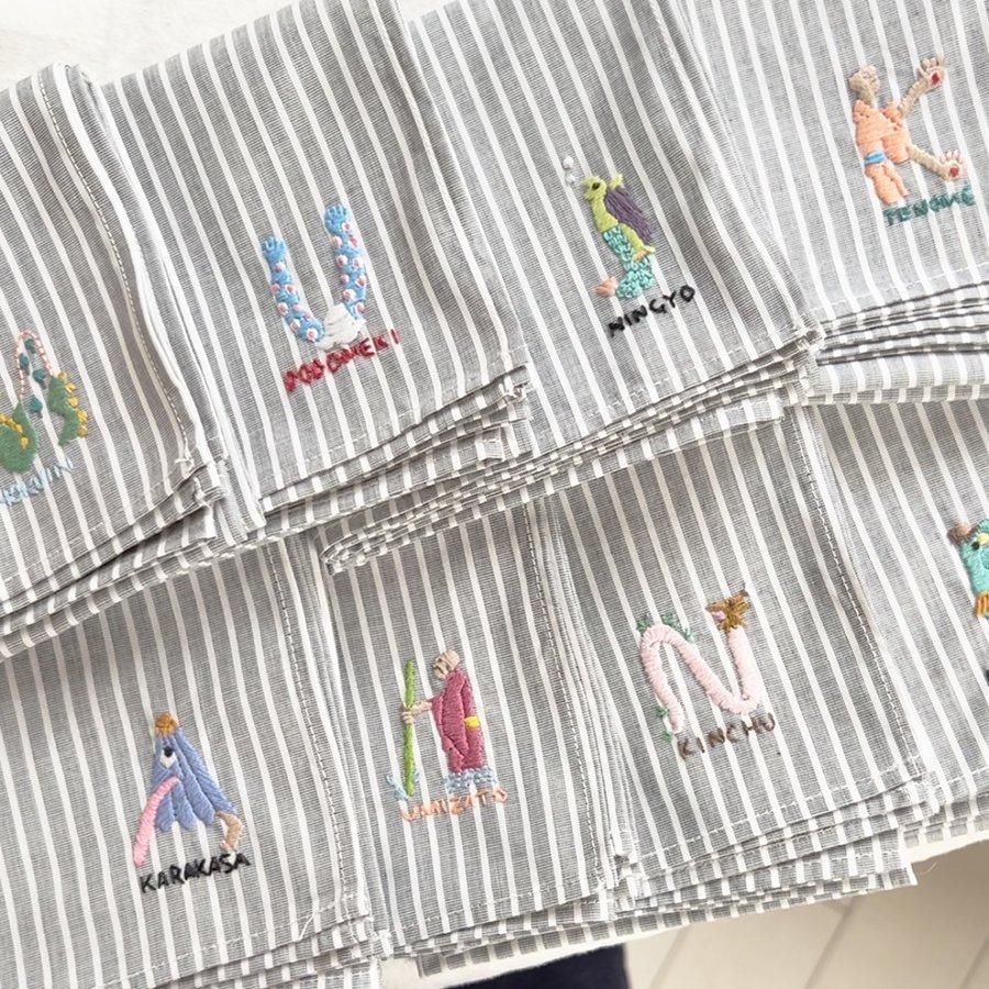 アンティーク イニシャル花文字刺繍 トライアングルスカラップリム〰️ ハンカチ アンティーク イニシャル花文字刺繍 トライアングルスカラップ