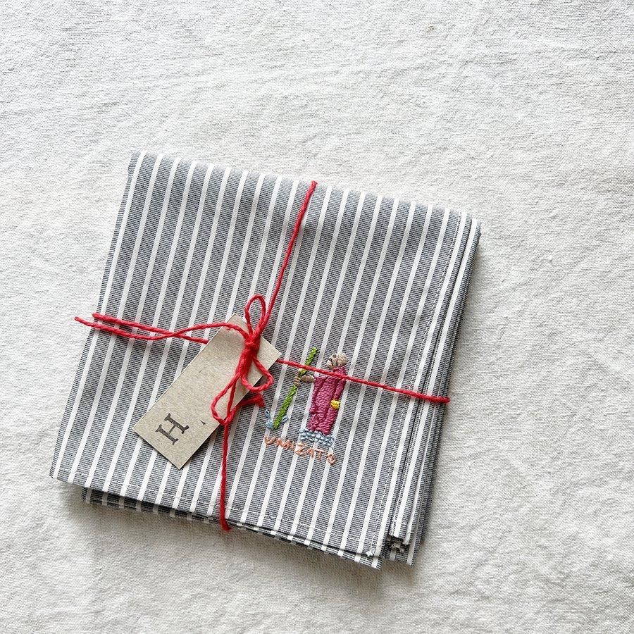 アンティーク イニシャル花文字刺繍 トライアングルスカラップリム〰️ ハンカチ アンティーク イニシャル花文字刺繍 トライアングルスカラップ