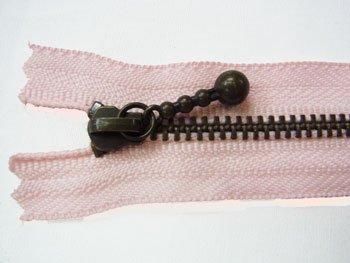 YKK 3GKB 玉付きファスナー 10cm アンティークゴールド col.512 薄ピンク