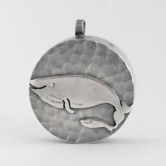 イソガワクミコさんの「吉祥すず」（富士）シルバー