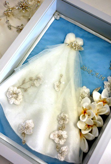 ミニチュアウエディングドレスをネーム刺繍とインテリアフレームにお入れします。 -  ベビードレス,ウェディングコサージュ,結婚式やお祝いのファッション全般。上質で洗練されたデザインのお店HanaKana
