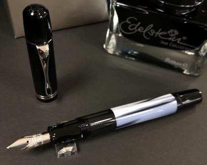 Pelikan/ペリカン スーベレーンM101N グレー/ブルー 限定万年筆 - 文具館四葉オンラインショップ