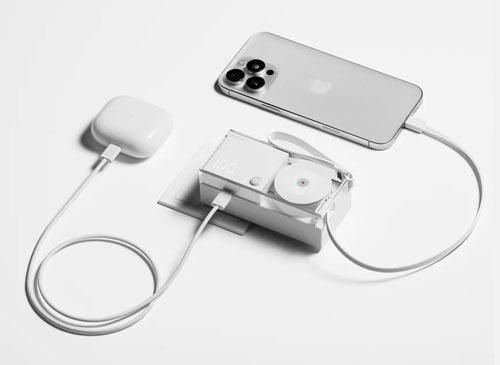 1台で3役スマートなパワーバンク 「Retractable 3-in-1 Power Bank