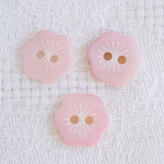ピンクのお花貝ボタン
