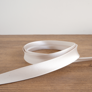 <img class='new_mark_img1' src='https://img.shop-pro.jp/img/new/icons12.gif' style='border:none;display:inline;margin:0px;padding:0px;width:auto;' />サテンバイアステープ 両折 18mm アイスグレー スペイン製