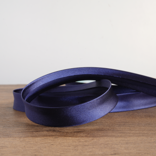 <img class='new_mark_img1' src='https://img.shop-pro.jp/img/new/icons12.gif' style='border:none;display:inline;margin:0px;padding:0px;width:auto;' />サテンバイアステープ 両折 18mm ネイビー スペイン製