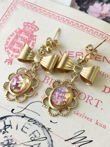 リボンとファイアオパールのピアス よつば商店オリジナルハンドメイドアクセサリー Vintageカボション ブラスチャーム セッティングなどアクセサリーパーツのお店 よつば商店
