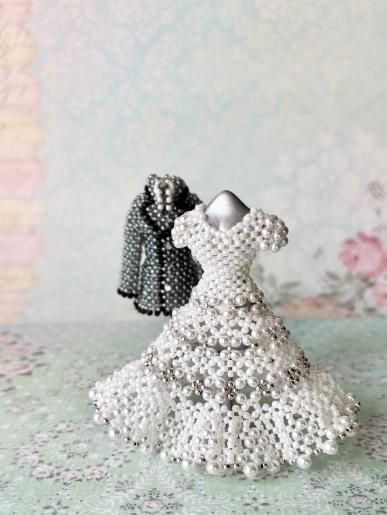 ホワイトリボンドレス ビーズ装飾付き ビーズで作るミニチュアドレス