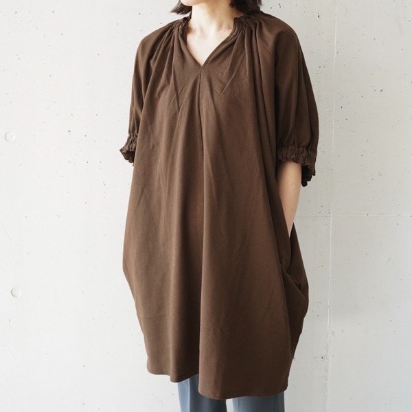 OUD(ウード) Revealing gather dress (brown)