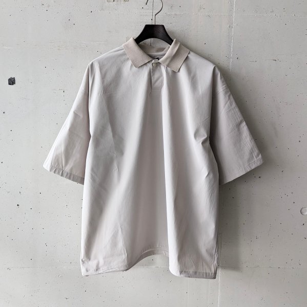 <img class='new_mark_img1' src='https://img.shop-pro.jp/img/new/icons10.gif' style='border:none;display:inline;margin:0px;padding:0px;width:auto;' />Taslan Broad Stretch Drawstring Polo - GRAY BEIGE