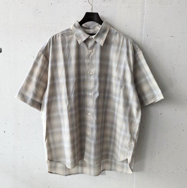<img class='new_mark_img1' src='https://img.shop-pro.jp/img/new/icons10.gif' style='border:none;display:inline;margin:0px;padding:0px;width:auto;' />Ombre Check Regular Shirt - GRAY BEIGE
