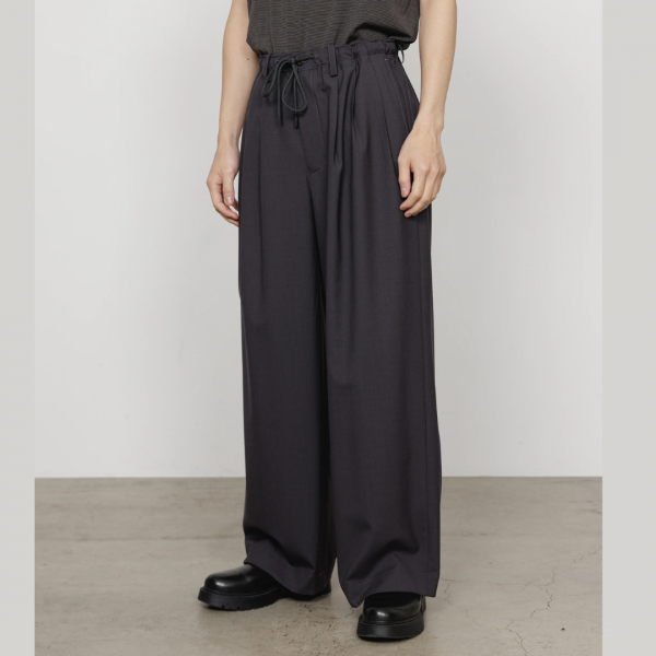 MARKAWARE (ޡ) ORGANIC WOOL 2/80 TROPICAL TRIPLE PLEATED EASY TROUSERS - CHARCOAL
