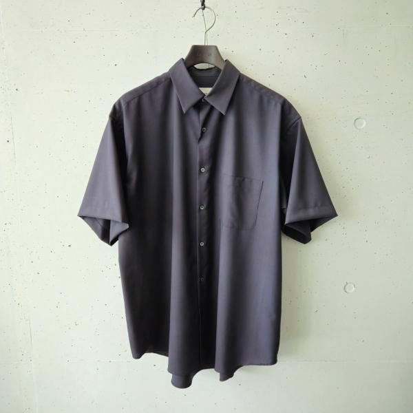 MARKAWARE (ޡ) ORGANIC WOOL 2/80 TROPICAL COMFORT FIT S/S SHIRT - CHARCOAL
