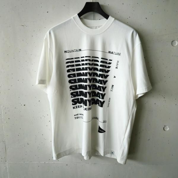 <img class='new_mark_img1' src='https://img.shop-pro.jp/img/new/icons10.gif' style='border:none;display:inline;margin:0px;padding:0px;width:auto;' />and wander(ɥ) SUNNYDAY printed wide SS T - WHITE