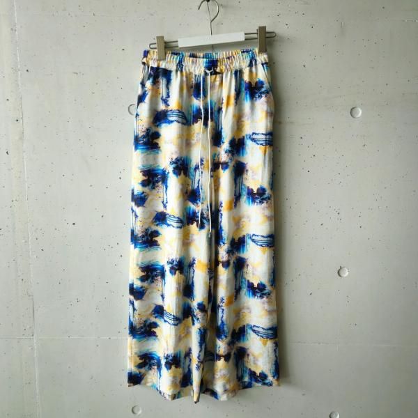 <img class='new_mark_img1' src='https://img.shop-pro.jp/img/new/icons9.gif' style='border:none;display:inline;margin:0px;padding:0px;width:auto;' />ZAMPA (ザンパ) アブストラクト柄イージーパンツ - イエロー × ブルー
