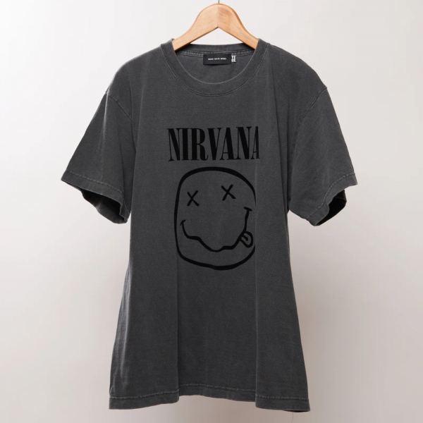 <img class='new_mark_img1' src='https://img.shop-pro.jp/img/new/icons9.gif' style='border:none;display:inline;margin:0px;padding:0px;width:auto;' />GOOD ROCK SPEED (グッドロックスピード) NIRVANA / SMILE T-SHIRT - CHARCOAL(黒文字)