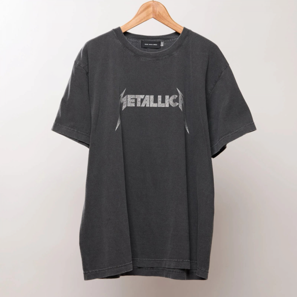<img class='new_mark_img1' src='https://img.shop-pro.jp/img/new/icons9.gif' style='border:none;display:inline;margin:0px;padding:0px;width:auto;' />GOOD ROCK SPEED (グッドロックスピード) METALLICA / GLITTER PRINT T-SHIRT - CHARCOAL