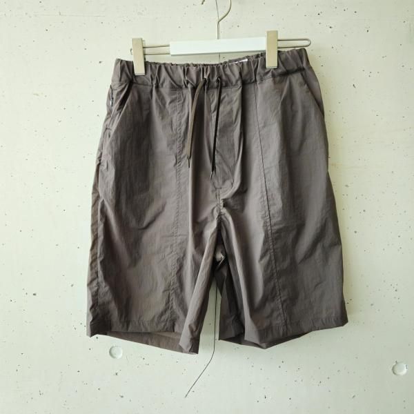<img class='new_mark_img1' src='https://img.shop-pro.jp/img/new/icons10.gif' style='border:none;display:inline;margin:0px;padding:0px;width:auto;' />STILL BY HAND (スティルバイハンド) ナイロンイージーショーツ - CHARCOAL BROWN