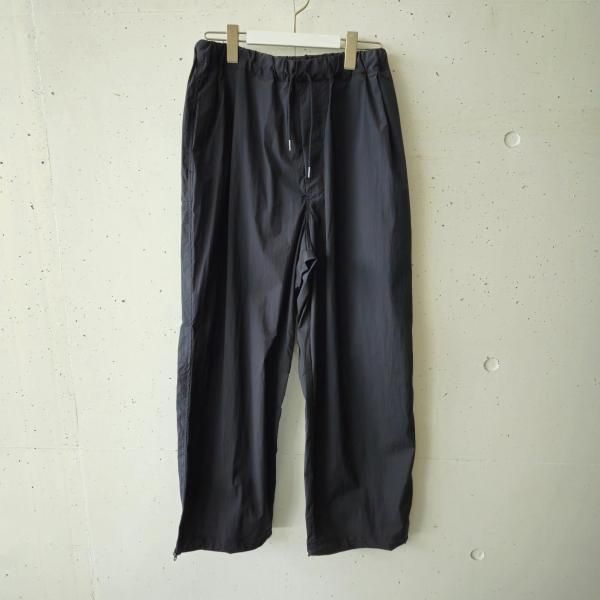 <img class='new_mark_img1' src='https://img.shop-pro.jp/img/new/icons10.gif' style='border:none;display:inline;margin:0px;padding:0px;width:auto;' />STILL BY HAND (スティルバイハンド) ナイロンイージーワイドパンツ- BLACK