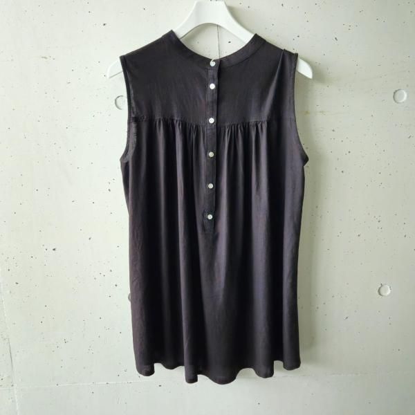 <img class='new_mark_img1' src='https://img.shop-pro.jp/img/new/icons9.gif' style='border:none;display:inline;margin:0px;padding:0px;width:auto;' />ZAMPA (ザンパ) スタンドカラーノースリーブリネンブラウス - BLACK