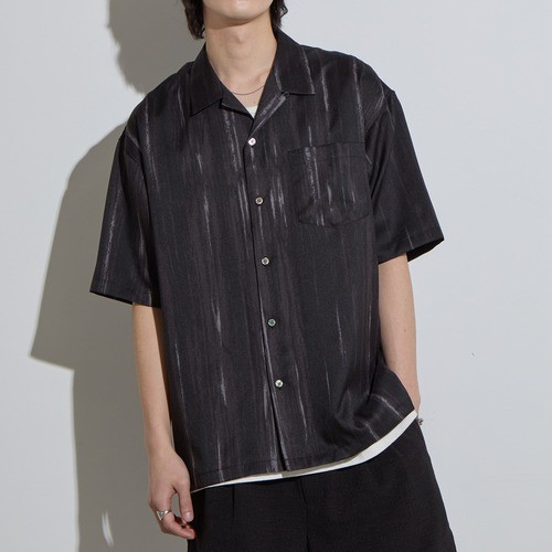 <img class='new_mark_img1' src='https://img.shop-pro.jp/img/new/icons10.gif' style='border:none;display:inline;margin:0px;padding:0px;width:auto;' />SLICK (å) Abstract Printed Open Collar Shirt - BLACK