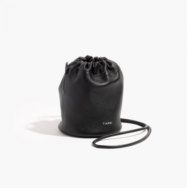 <img class='new_mark_img1' src='https://img.shop-pro.jp/img/new/icons9.gif' style='border:none;display:inline;margin:0px;padding:0px;width:auto;' />YAHKI(䡼) CROSS BODY BAG (巿) - BLACK