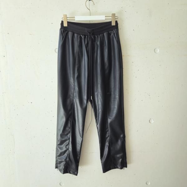 <img class='new_mark_img1' src='https://img.shop-pro.jp/img/new/icons9.gif' style='border:none;display:inline;margin:0px;padding:0px;width:auto;' />CHIGNON (シニヨン)  フェイクレザースリットパンツ - BLACK