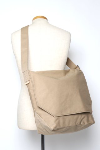 Hender Scheme / flap shoulder big - beige