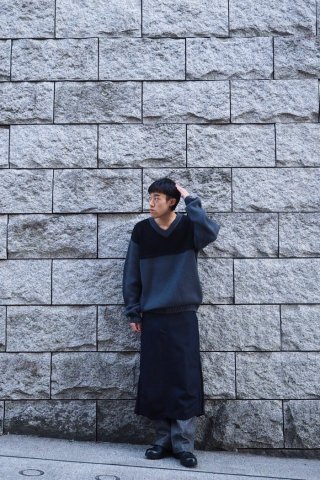 GR10K / GUARDIA V NECK SWEATER - coal grey