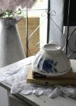 ◎△お急ぎ便不可△ ステンシルのブルーの花が印象的なカフェオレボウル　フランスアンティーク食器 yn05070