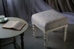 ◎△お急ぎ便不可△ 花模様にホワイトペイントが可愛らしいフットスツール　イギリスアンティーク家具　椅子
