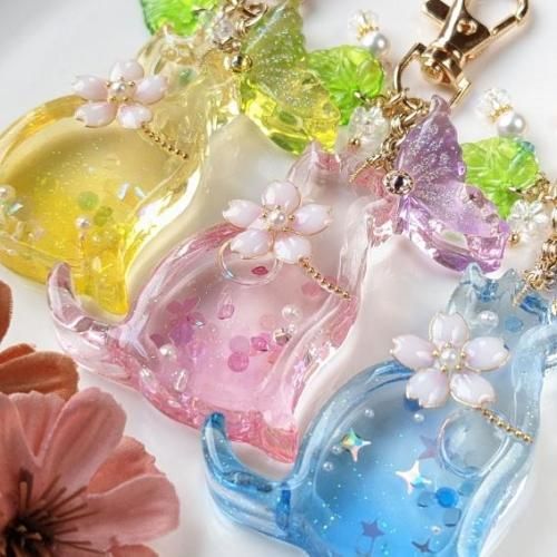 879在庫整理中　レジンぐで猫付き蝶々　ぐで猫くっつき蝶々バックチャーム　春.夏 879在庫整理中 レジンぐで猫付き蝶々 ぐで猫くっつき蝶々バック