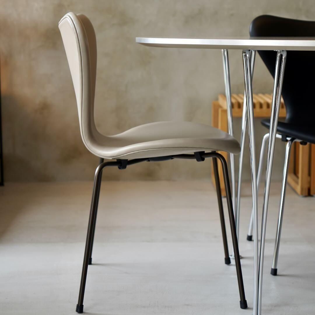 未使用■フリッツハンセン■2024年 セブンチェア 本革ライトグレー タグ付-4 SEVEN STYLE｜FRITZ HANSEN（フリッツ・ハンセン）正規販売店