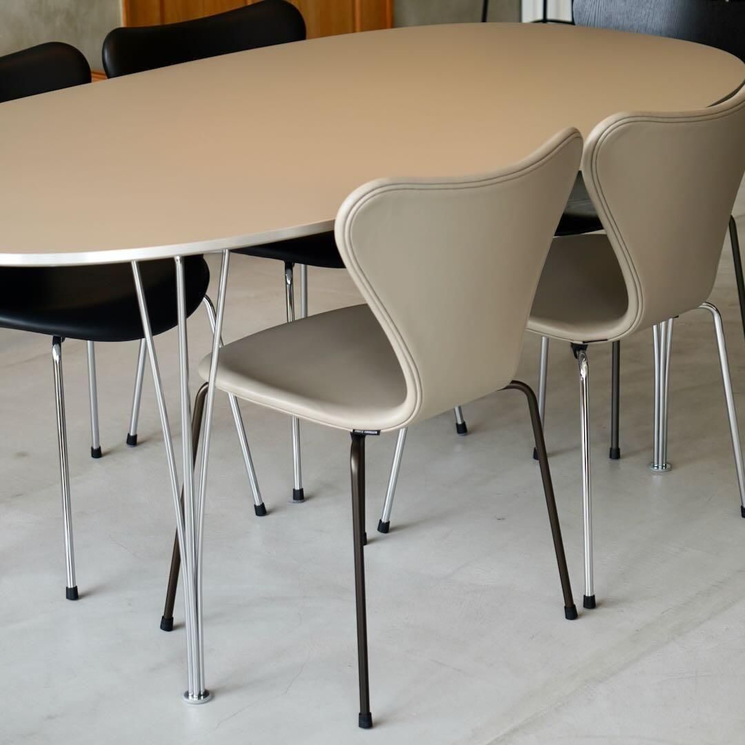 お一ついかがでしょうか? 14 セブンチェア|フルパディング(エッセンシャルレザー・ライトグレー) - SEVEN STYLE|北欧ヴィンテージ・北欧家具・北欧照明