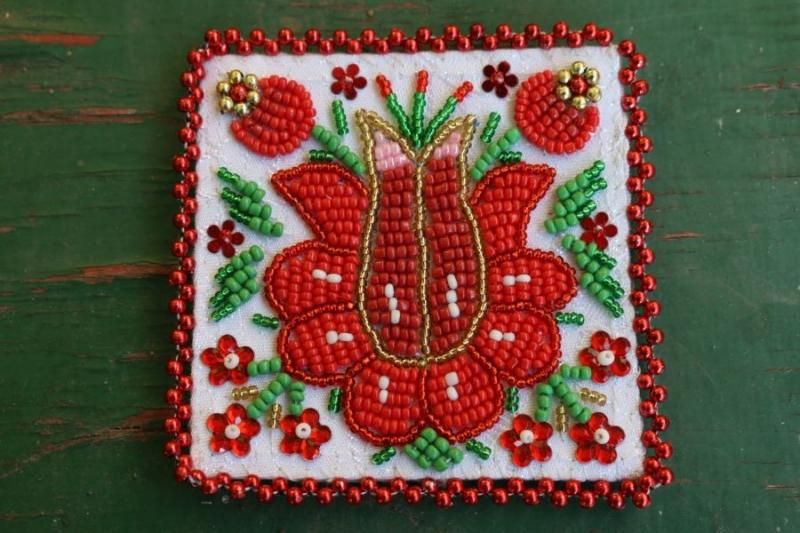 エルジおばさんのビーズ刺繍ブローチ(トルコ風のバラと忘れな草 エルジおばさんのビーズ刺繍ブローチ(トルコ風のバラと忘れな草
