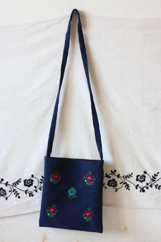 花刺繍のショルダーバッグ（ボルドー、空色のバラ） - FOLK ART