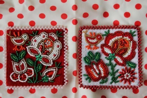 エルジおばさんのビーズ刺繍ブローチ バラとチューリップ 小鳥 Folk Art Transylvania エルジおばさんのビーズ刺繍ブローチ バラとチューリップ 小鳥 Folk Art Transylvania