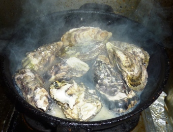 牡蠣をフライパンで焼く