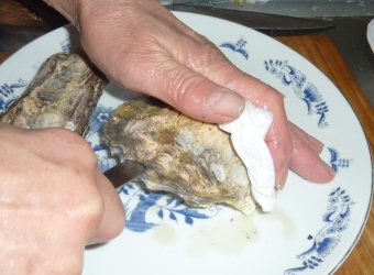 牡蠣を殻から取り外す