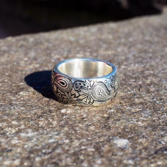 7SENSE】TETORI彫金オールペイズリー・リング(1cm幅) - 7SENSE