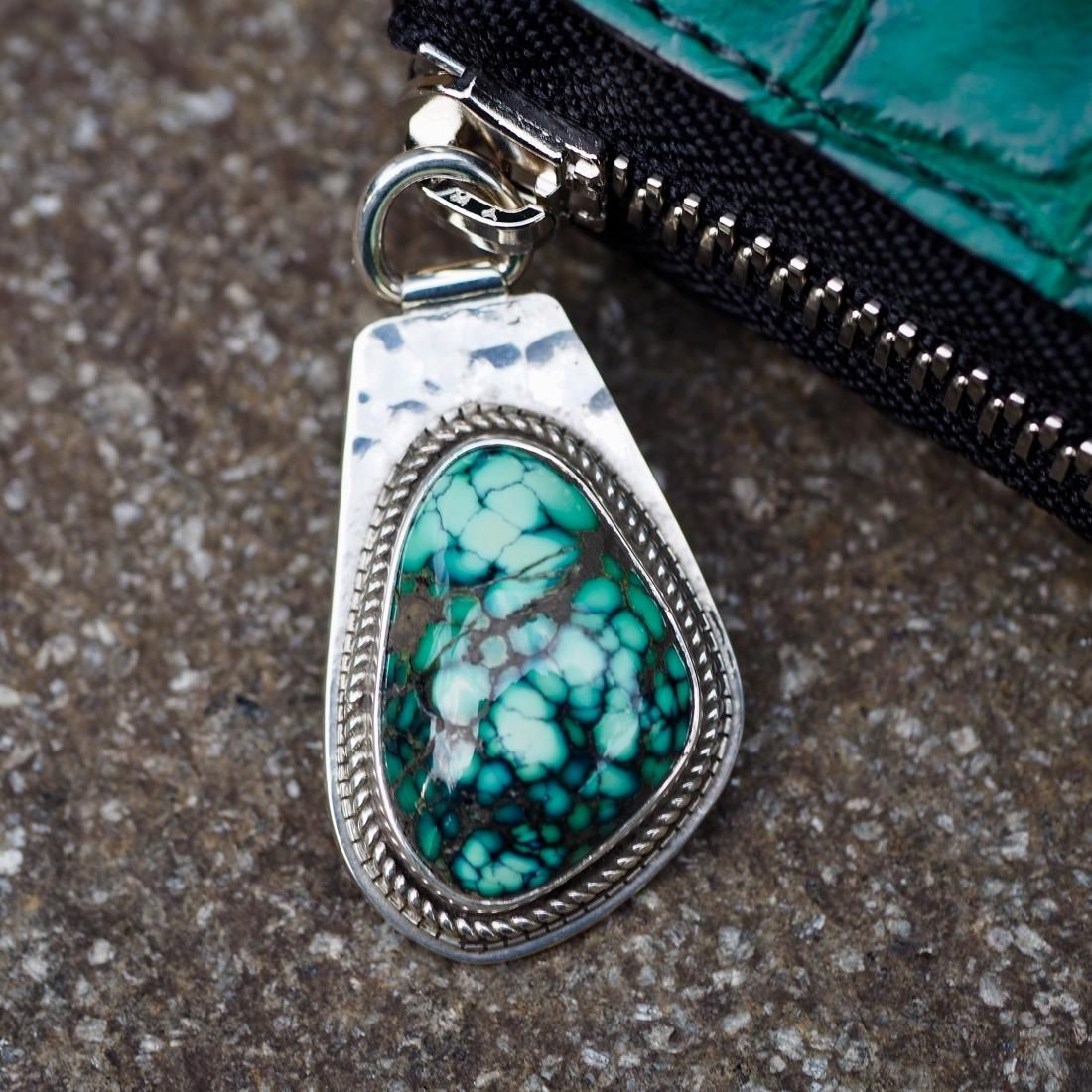 【新品未使用】7SENSE クロコダイル・ラウンドジップ二折財布 グリーン 7SENSE】クロコダイル・ラウンドジップ二折財布/エバーグリーン(GGG