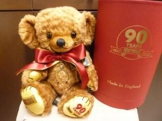 <img class='new_mark_img1' src='https://img.shop-pro.jp/img/new/icons5.gif' style='border:none;display:inline;margin:0px;padding:0px;width:auto;' />90th Anniversary Commemorative Cheeky Bear