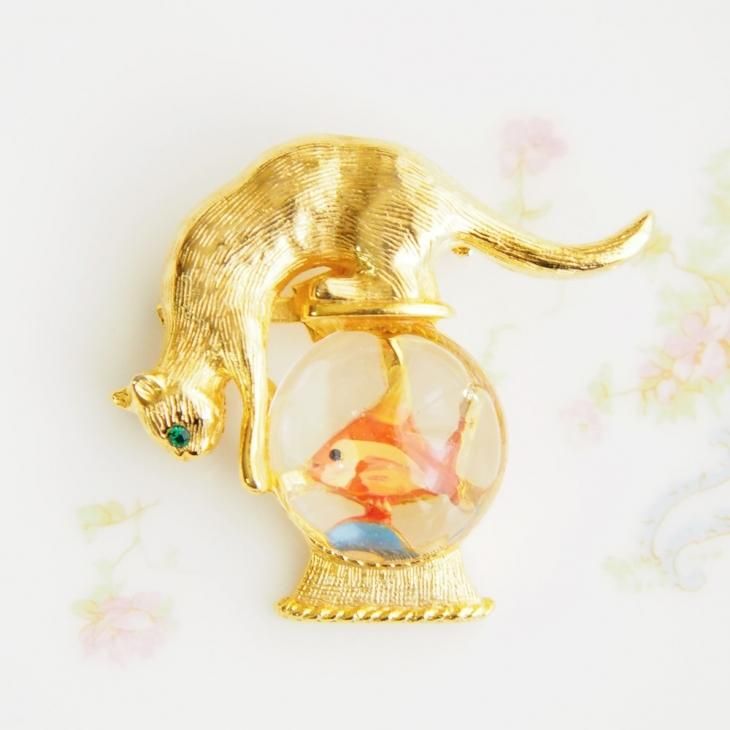 売れ筋アイテムラン GOLD CROWN ゴールドクラウン 金魚鉢の上の猫 ブローチ アクセサリー