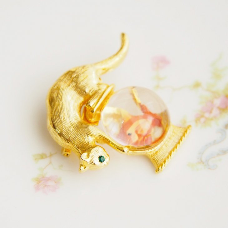 GOLD CROWN ゴールドクラウン 金魚鉢の上の猫 ブローチ / ヴィンテージ 