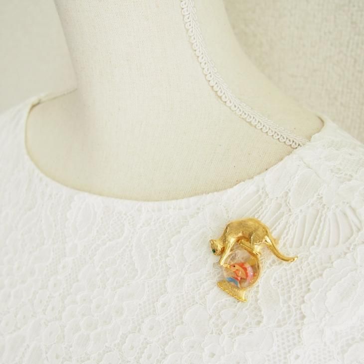 GOLD CROWN ゴールドクラウン 金魚鉢の上の猫 ブローチ