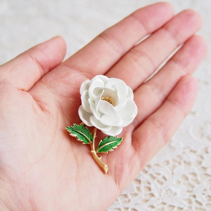 Trifari トリファリ エナメル ホワイトローズ 白い薔薇の Trifari トリファリ エナメル ホワイトローズ 白い薔薇の