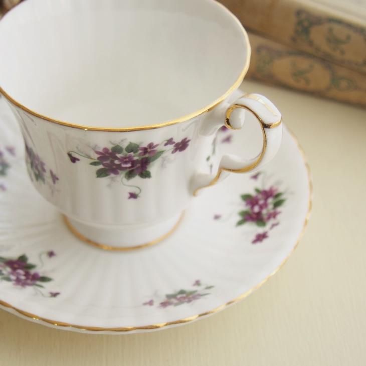 [9500体限定]ロイヤルウースター スイートバイオレット フィギュリン スミレ 9500体限定]ロイヤルウースター スイートバイオレット フィギュ