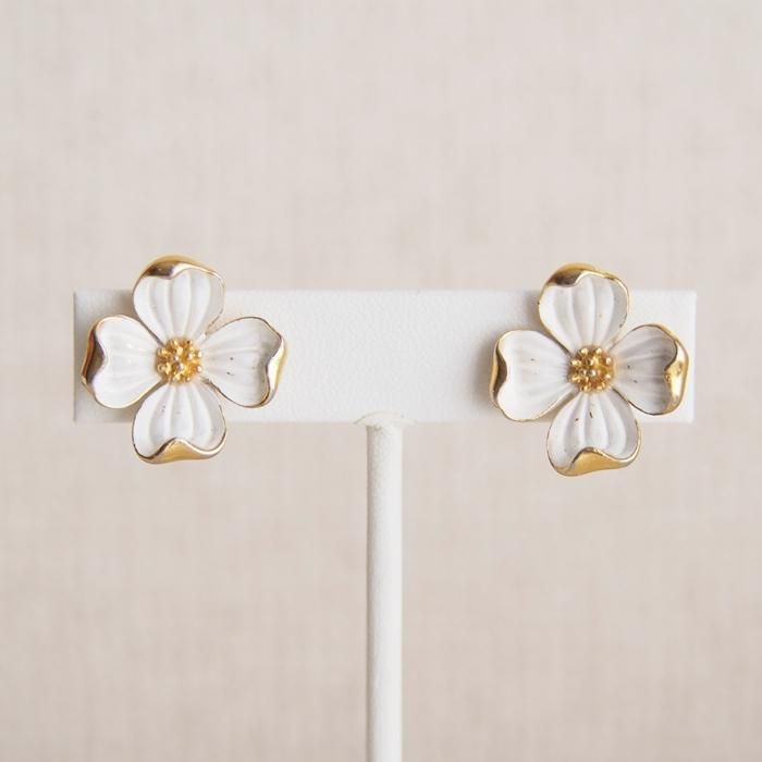 TRIFARI 人気のハナミズキ ピアス ホワイト エナメル ゴールドカラー Trifari トリファリ ホワイトエナメル ハナミズキのイヤリング
